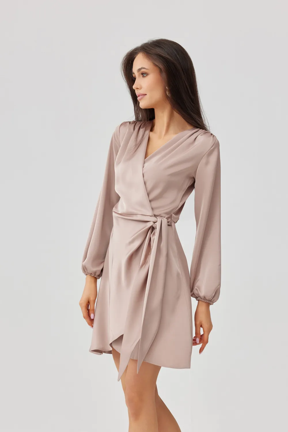 Catlin – kopertowa sukienka mini z wiązaniem w talii, długi rękaw cappuccino | Roco Fashion