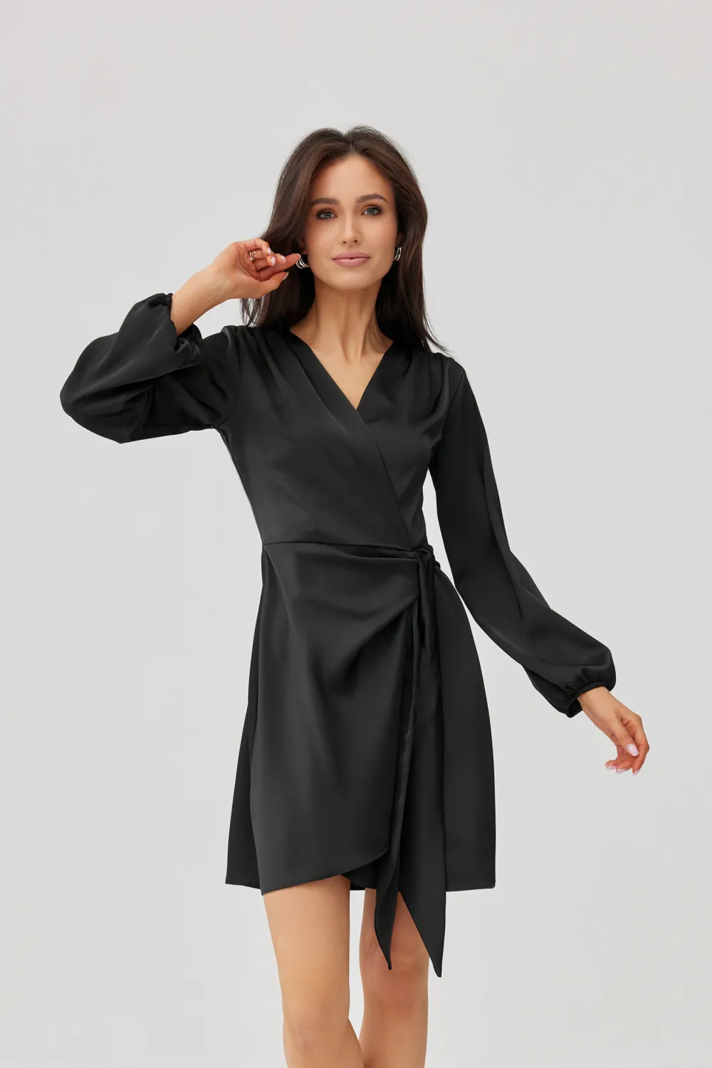 Catlin – czarna kopertowa sukienka mini z wiązaniem w talii i długim rękawem | Roco Fashion