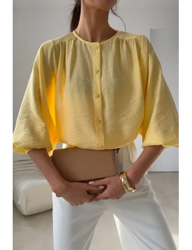 Mirabela – nowoczesna bluzka damska na guziki, prosty fason, kolor żółty | Roco Fashion