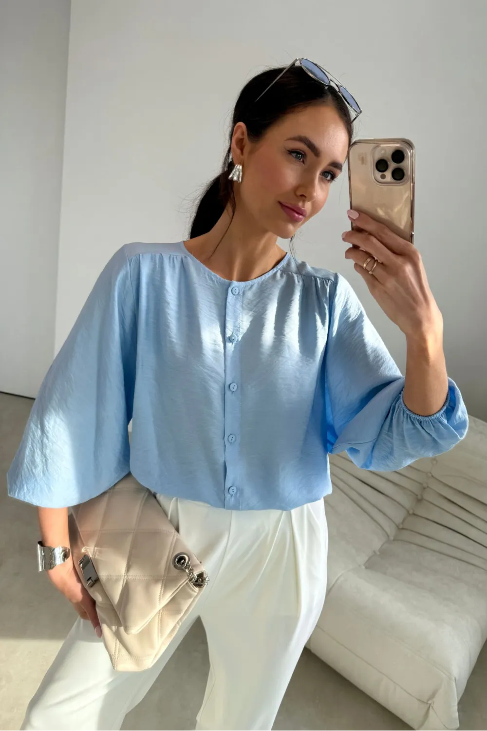 Mirabela – błękitna nowoczesna bluzka damska na guziki, prosty fason | Roco Fashion