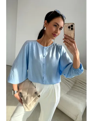 Mirabela – Moderne Damenbluse in Himmelblau mit klarer Silhouette & Knopfleiste | Roco Fashion