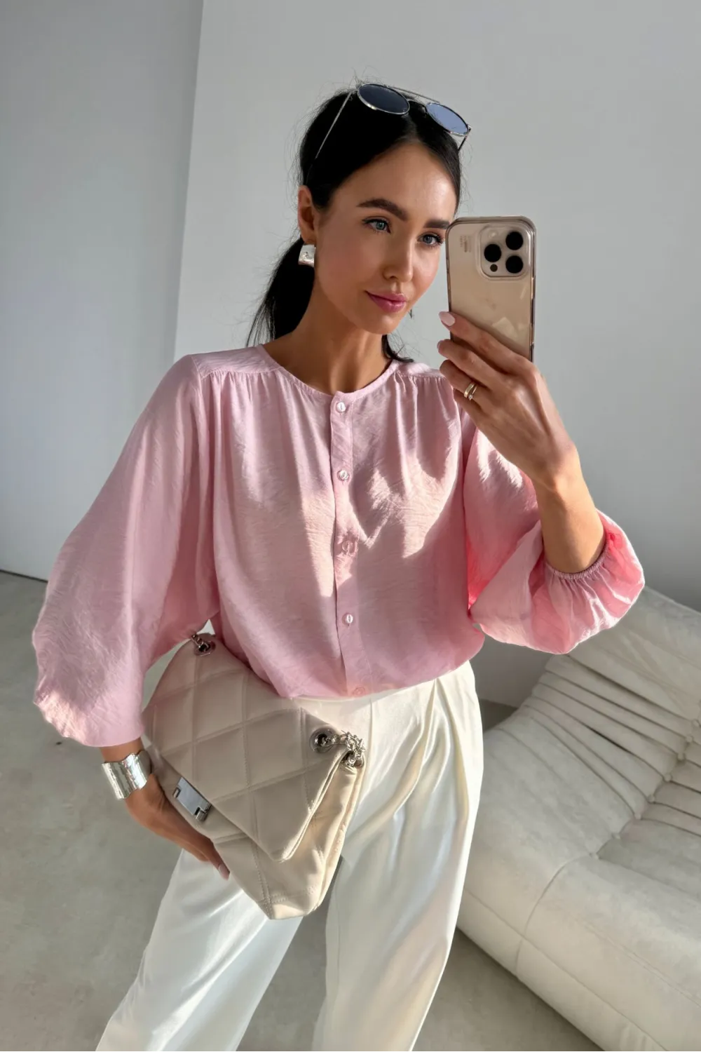 Mirabela – nowoczesna bluzka na guziki pudrowy róż, prosty fason damski | Roco Fashion