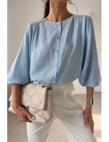 Mirabela – Moderne Damenbluse in Himmelblau mit klarer Silhouette & Knopfleiste | Roco Fashion