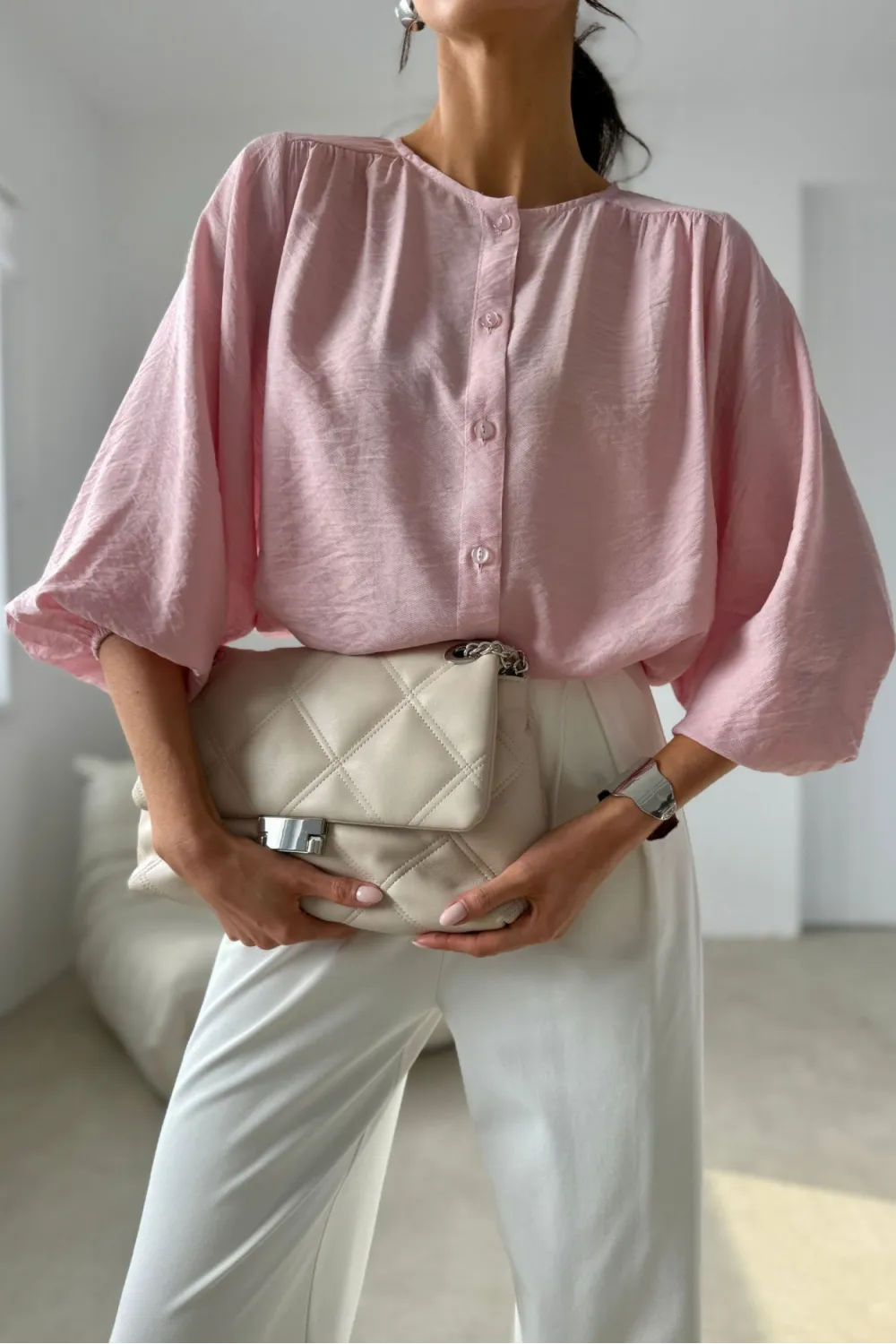 Mirabela – Moderne Damenbluse in Puderrosa mit klarer Silhouette & Knopfleiste | Roco Fashion