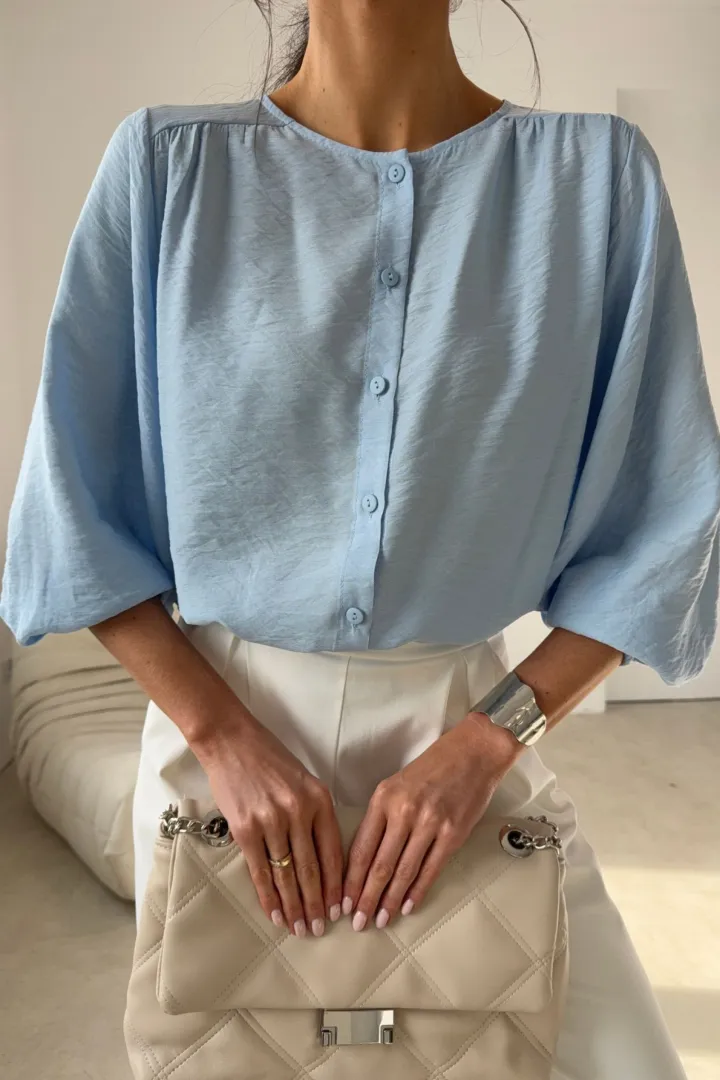 Mirabela - Moderne Damenbluse mit klarer Silhouette und Knopfleiste in Himmelblau
