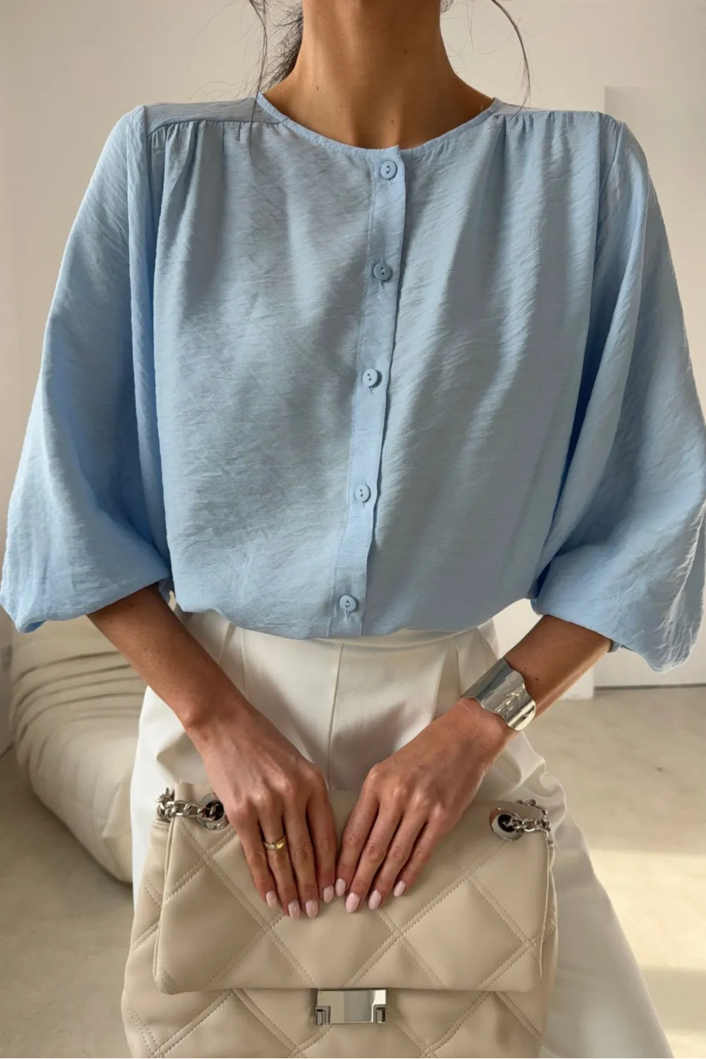 Mirabela – Moderne Damenbluse in Himmelblau mit klarer Silhouette & Knopfleiste | Roco Fashion