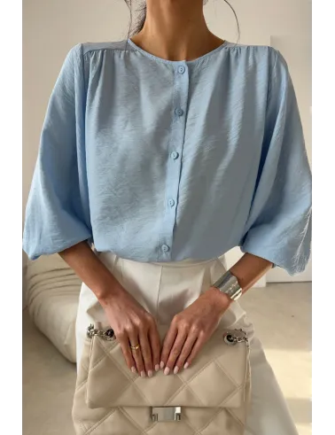 Mirabela – błękitna nowoczesna bluzka damska na guziki, prosty fason | Roco Fashion