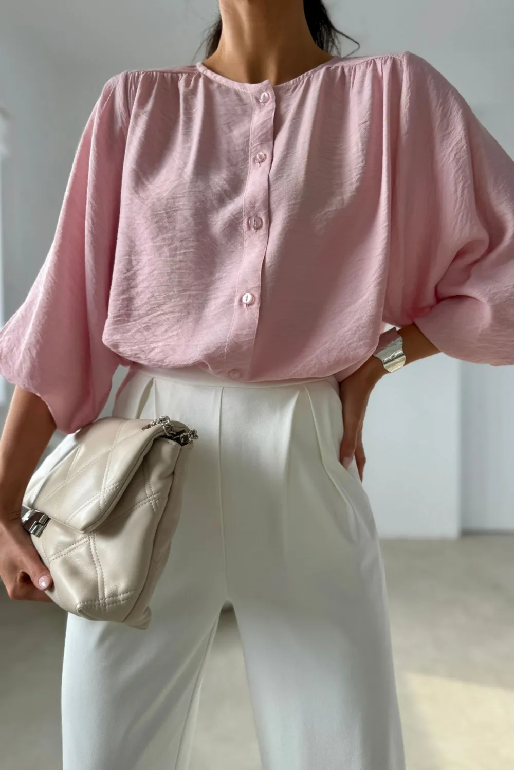 Mirabela – nowoczesna bluzka na guziki pudrowy róż, prosty fason damski | Roco Fashion