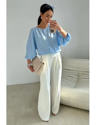 Mirabela – błękitna nowoczesna bluzka damska na guziki, prosty fason | Roco Fashion