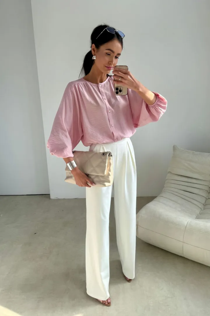 Mirabela - nowoczesna bluzka o prostym fasonie zapinana na guziki w kolorze pudrowego różu