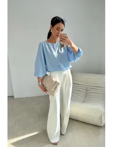 Mirabela – błękitna nowoczesna bluzka damska na guziki, prosty fason | Roco Fashion