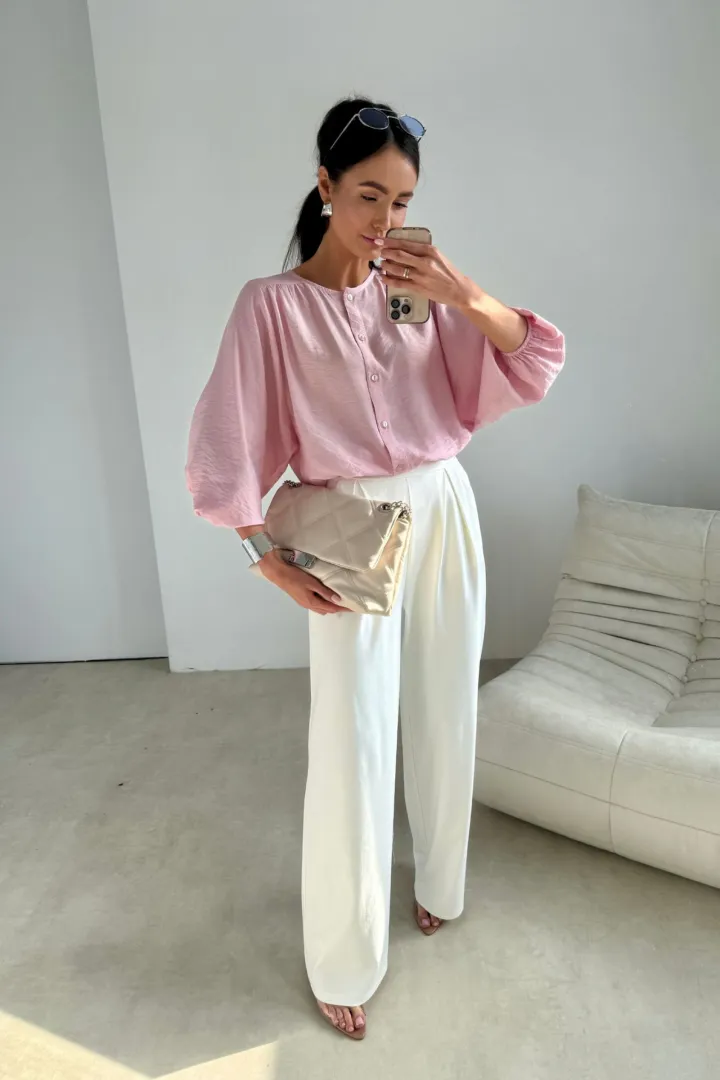 Mirabela - nowoczesna bluzka o prostym fasonie zapinana na guziki w kolorze pudrowego różu