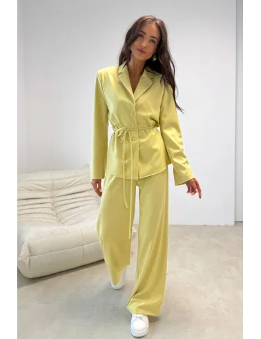 Aveline – elegancka bluzka o kroju marynarki z wiązaniem w kolorze ciemnożółtym | Roco Fashion