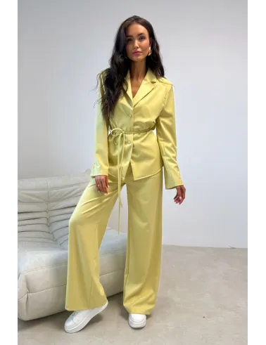 Aveline – elegancka bluzka o kroju marynarki z wiązaniem w kolorze ciemnożółtym | Roco Fashion