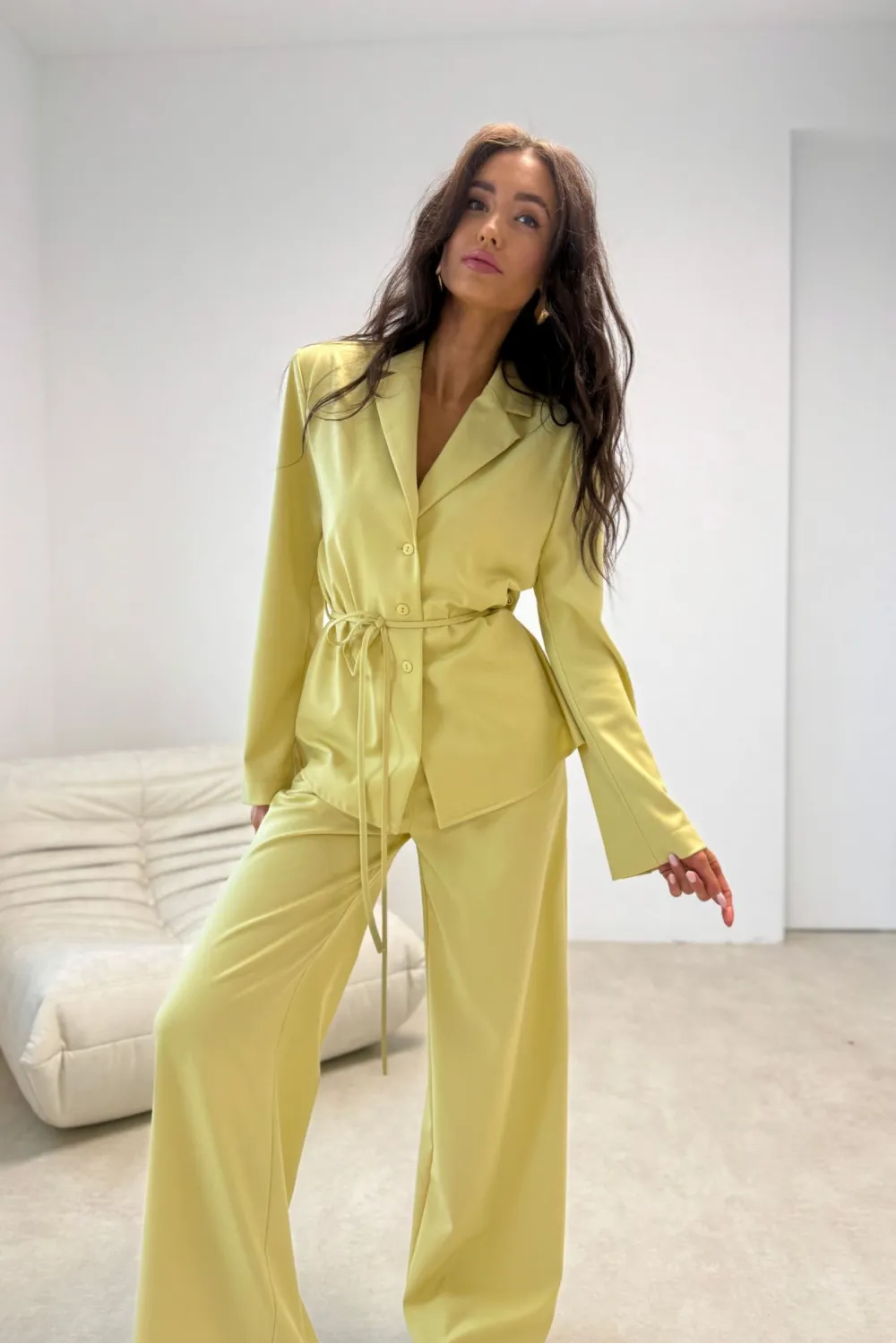 Aveline – Elegante Bluse im Blazerstil mit Taillenband in Dunkelgelb | Roco Fashion