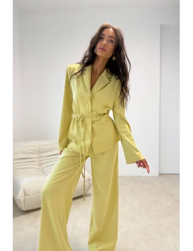 Aveline – elegancka bluzka o kroju marynarki z wiązaniem w kolorze ciemnożółtym | Roco Fashion