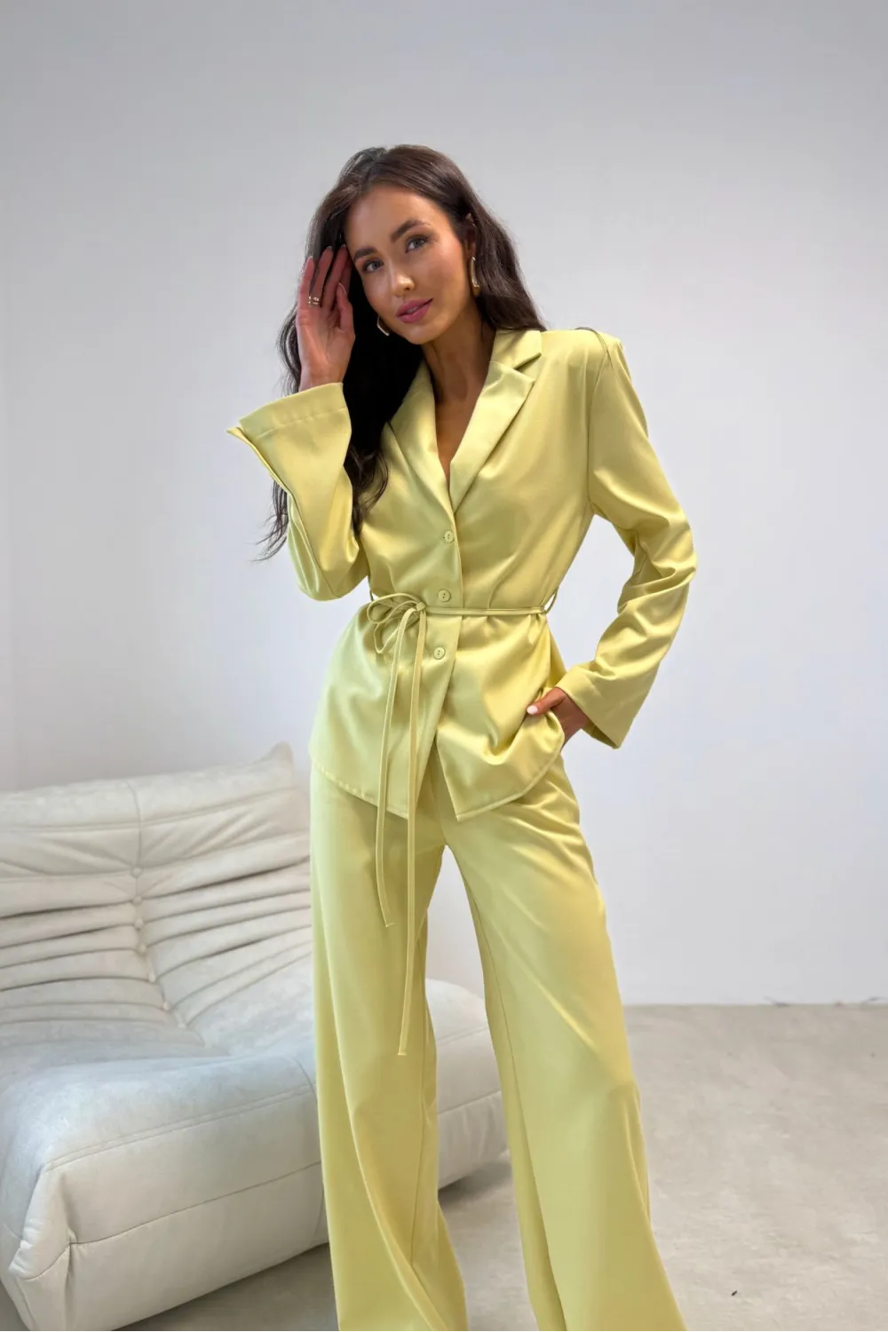 Anette – eleganckie spodnie z wysokim stanem i szeroką nogawką w kolorze ciemnożółtym | Roco Fashion