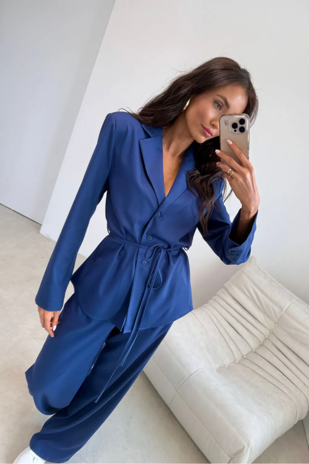 Aveline – elegancka bluzka o kroju marynarki z wiązaniem jeansowa | Roco Fashion