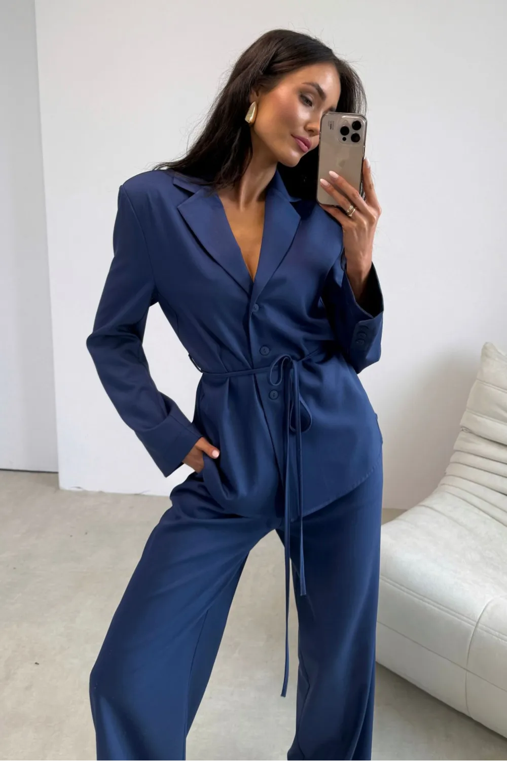 Aveline – elegancka bluzka o kroju marynarki z wiązaniem jeansowa | Roco Fashion