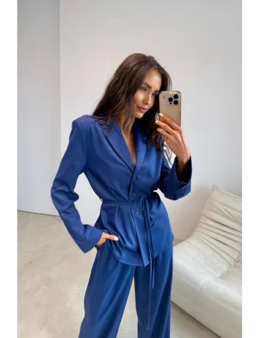 Aveline – Elegante Bluse im Blazerstil mit Taillenband in Jeansblau | Roco Fashion