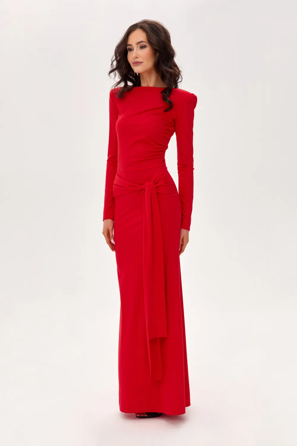 Serenya – elegantes Maxikleid mit Rückenausschnitt und Taillenband in Rot | Roco Fashion