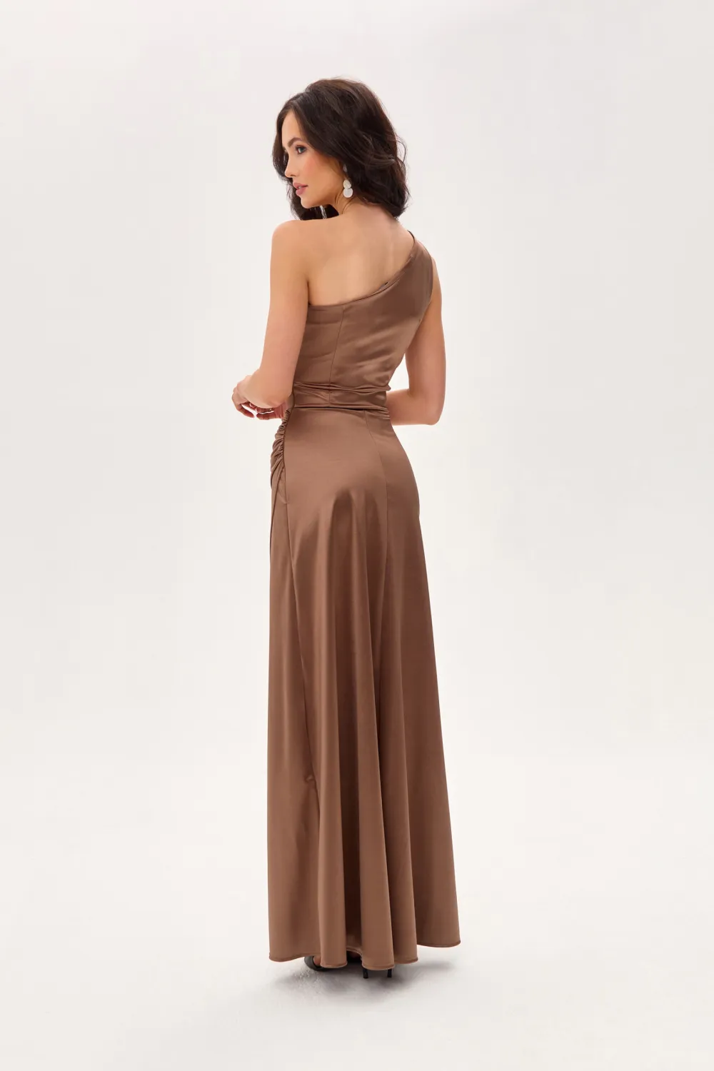 Inez – elegantes One-Shoulder Maxikleid mit Schlitz in Hellbraun | Roco Fashion