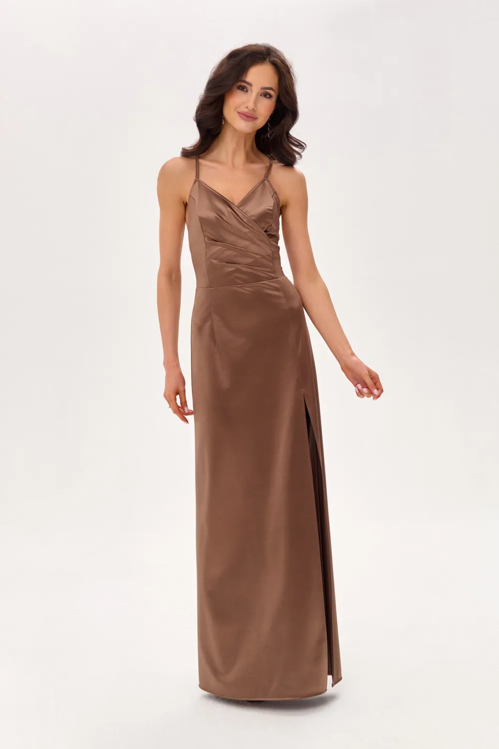 Alessandra – Satinkleid Maxi mit Rückenausschnitt in Hellbraun | Roco Fashion