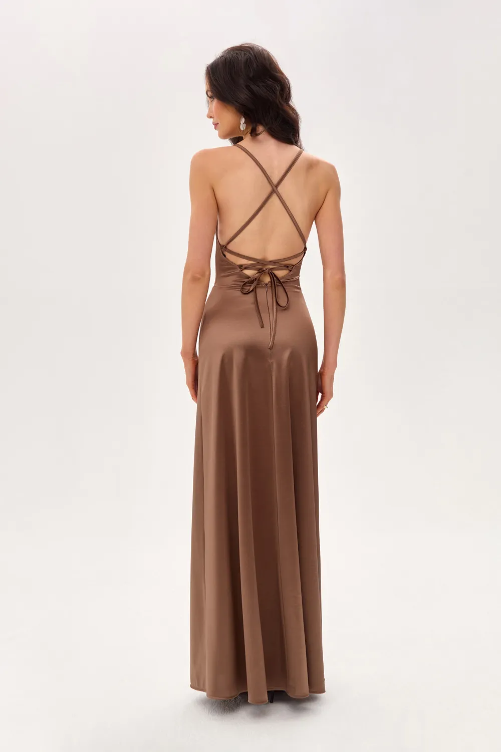 Alessandra – Satinkleid Maxi mit Rückenausschnitt in Hellbraun | Roco Fashion