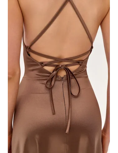 Alessandra – jasnobrązowa satynowa sukienka maxi z wycięciem na plecach | Roco Fashion