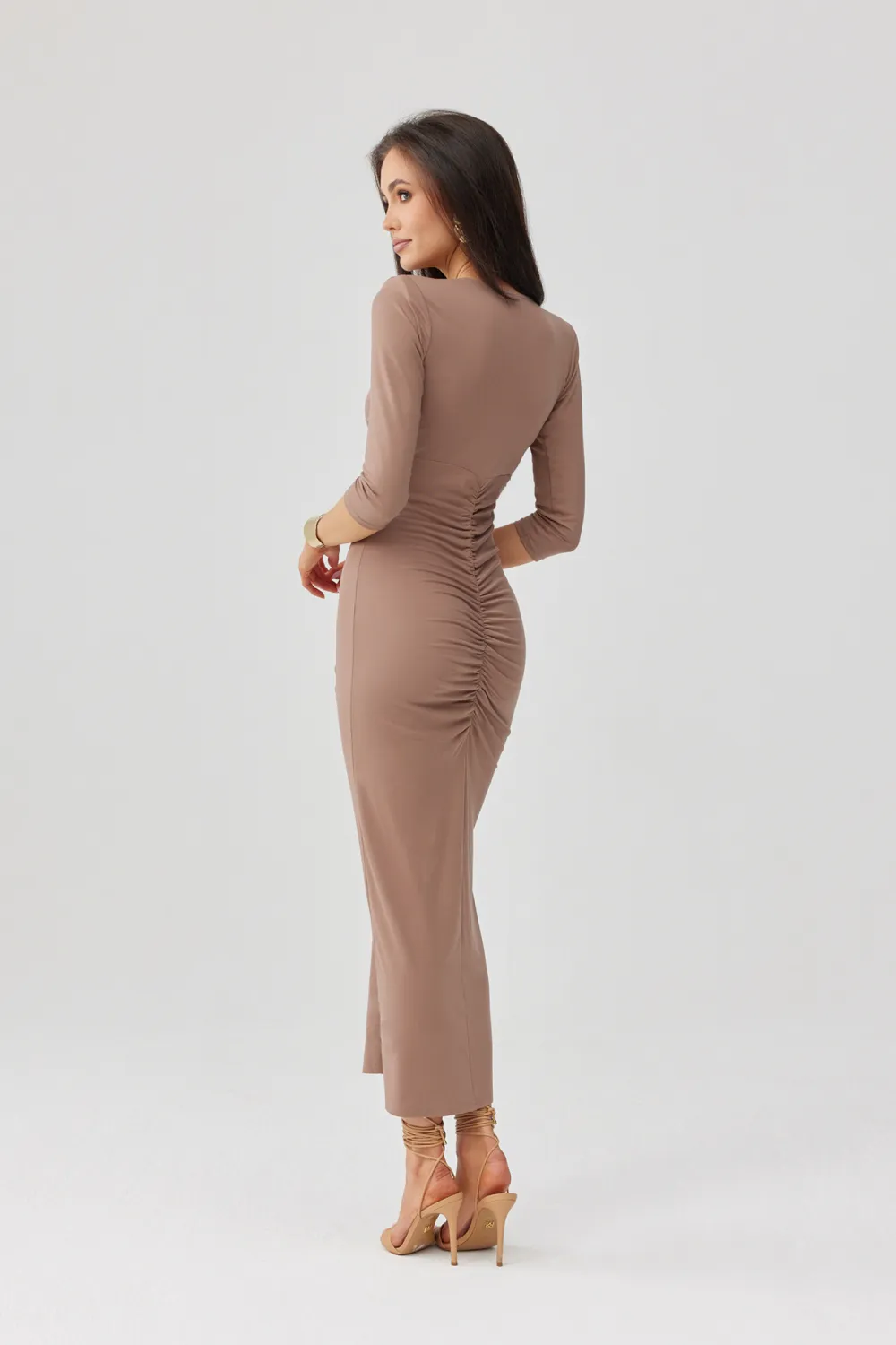 Mireya – Langes figurbetontes Kleid mit Raffungen und Beinschlitz in Cappuccino | Roco Fashion Mireya – Langes figurbetontes Kleid mit Raffungen und Beinschlitz in Cappuccino | Roco Fashion