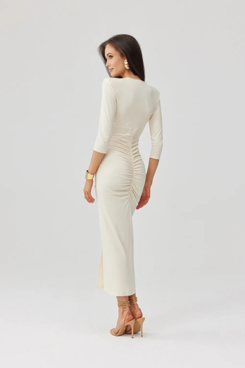 Mireya – Langes figurbetontes Kleid mit Raffungen und Beinschlitz in Vanille | Roco Fashion