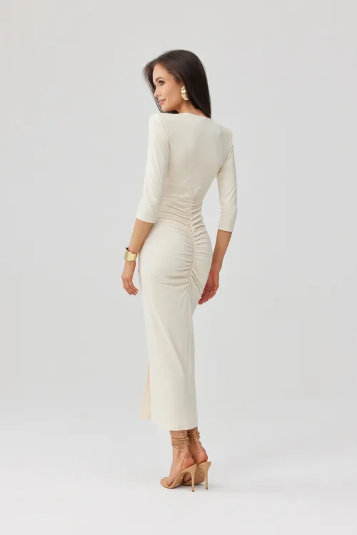 Mireya - Langes figurbetontes Kleid mit Raffungen und Beinschlitz in Vanille