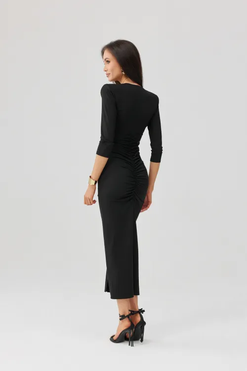 Mireya - Langes figurbetontes Kleid mit Raffungen und Beinschlitz in Schwarz