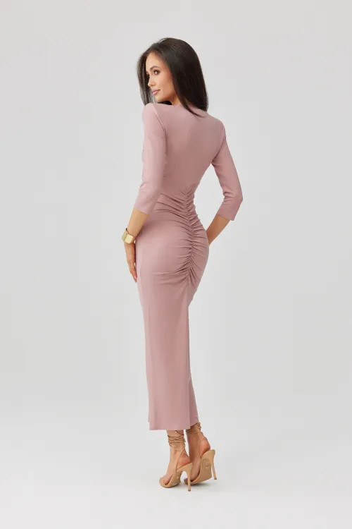 Mireya - Langes figurbetontes Kleid mit Raffungen und Beinschlitz in dunkel Rosa