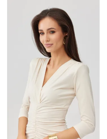 Mireya – Langes figurbetontes Kleid mit Raffungen und Beinschlitz in Vanille | Roco Fashion