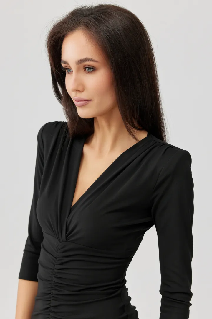 Mireya - Langes figurbetontes Kleid mit Raffungen und Beinschlitz in Schwarz