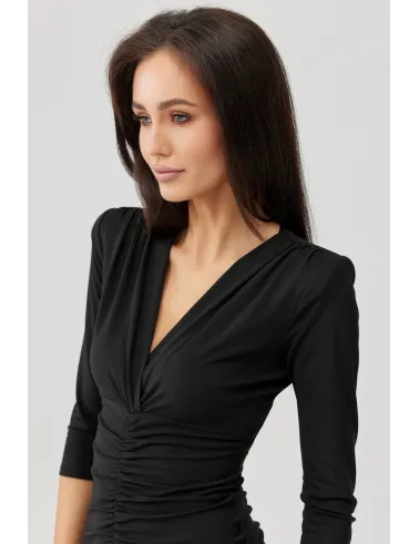 Mireya – Langes figurbetontes Kleid mit Raffungen und Beinschlitz in Schwarz | Roco Fashion