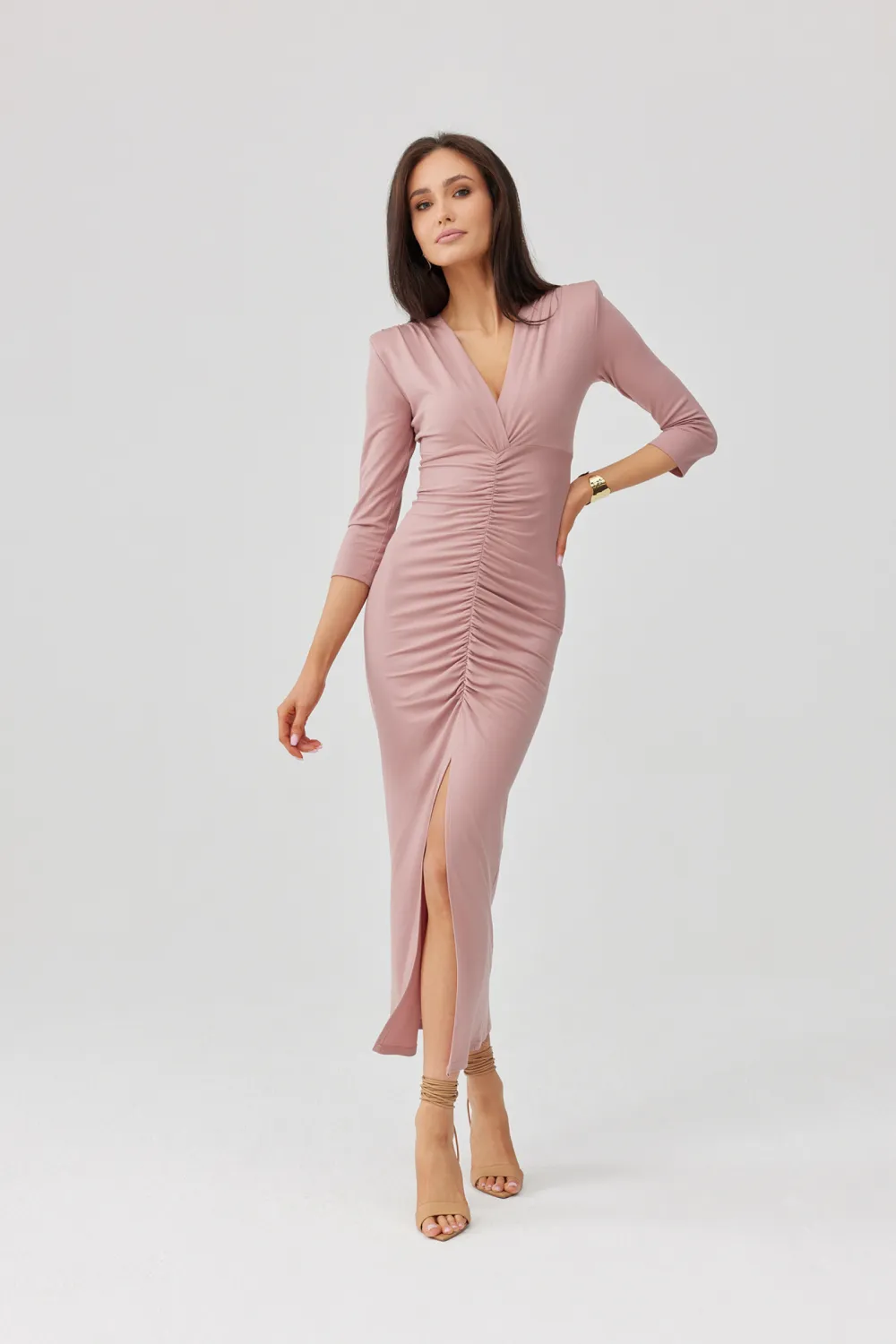 Mireya – długa dopasowana sukienka z marszczeniem i rozcięciem ciemny róż | Roco Fashion