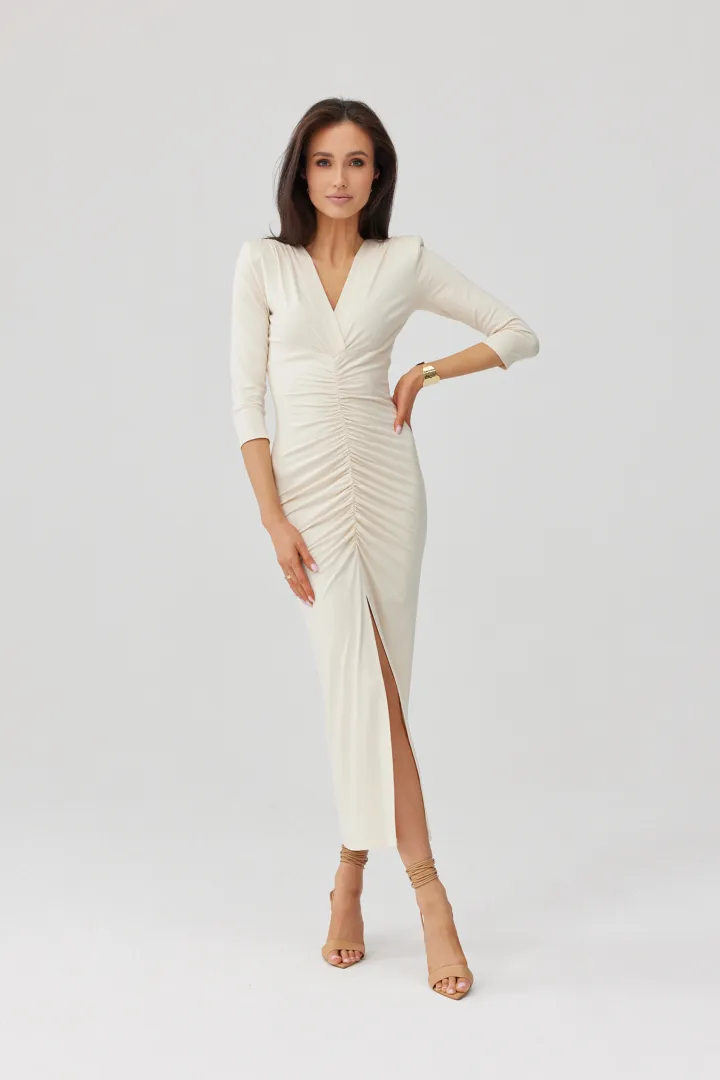 Mireya - Langes figurbetontes Kleid mit Raffungen und Beinschlitz in Vanille