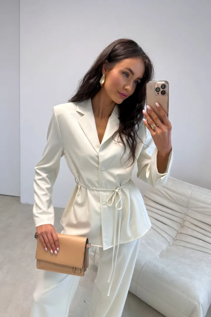 Aveline – elegancka bluzka marynarkowa z wiązaniem, waniliowa w prążki | Roco Fashion