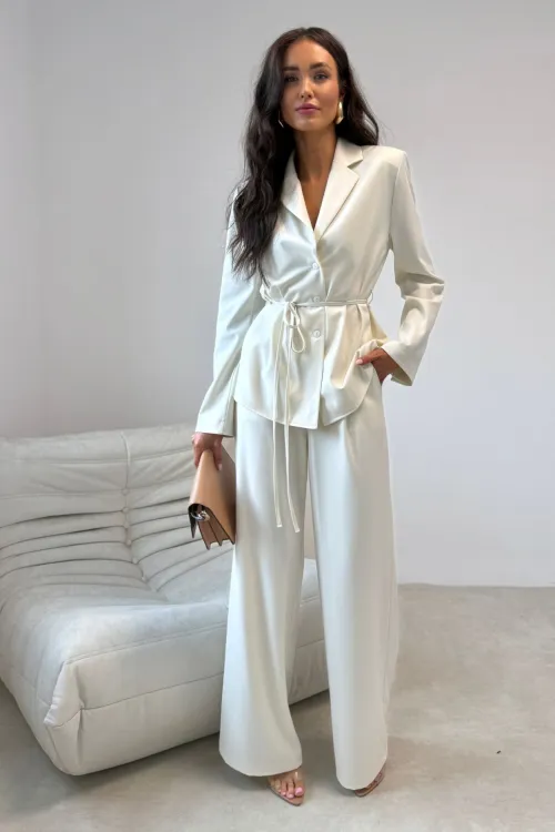 Aveline - Elegante Bluse im Blazerstil mit Taillenband und feinem Streifenmuster in Vanille