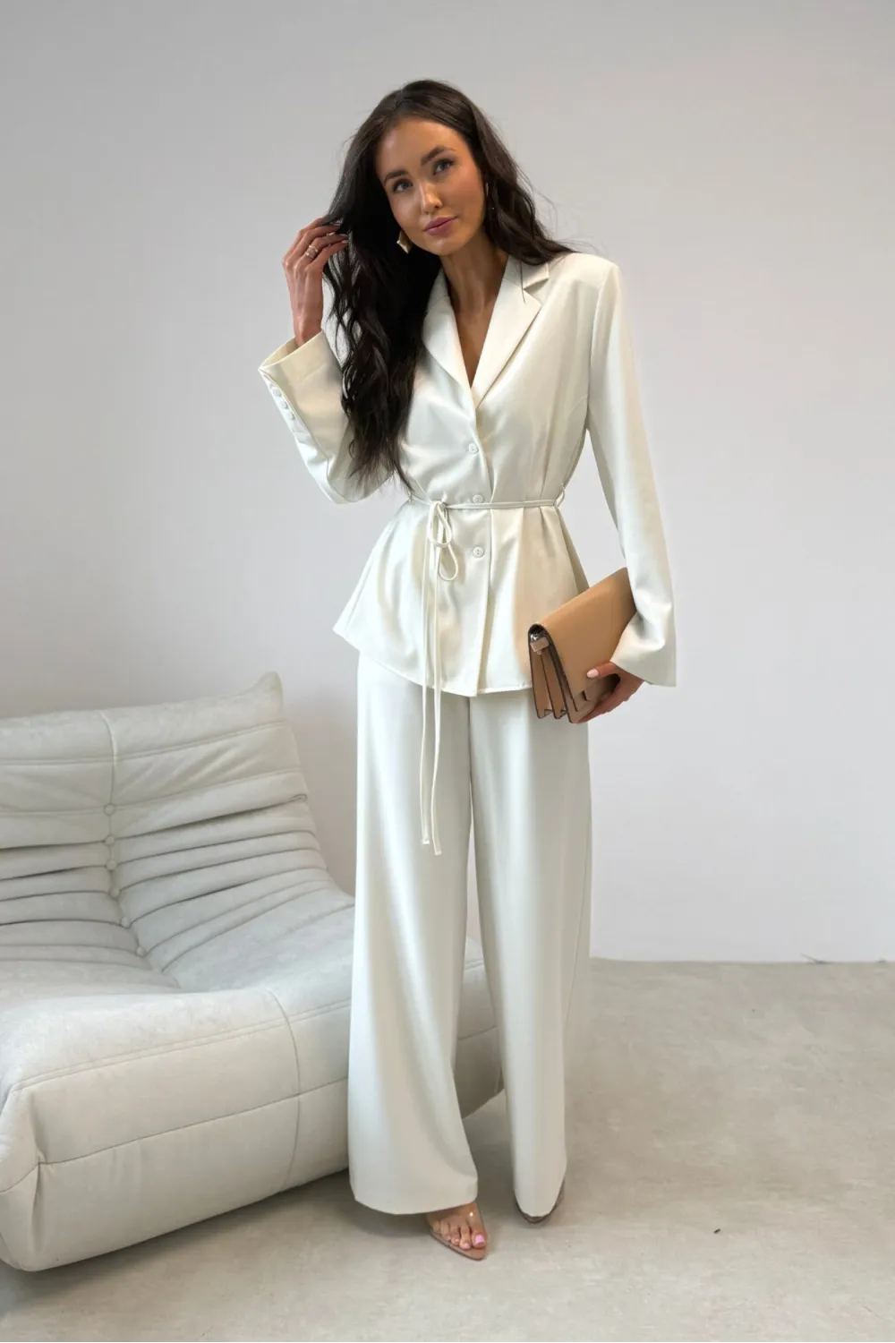 Aveline – elegancka bluzka marynarkowa z wiązaniem, waniliowa w prążki | Roco Fashion