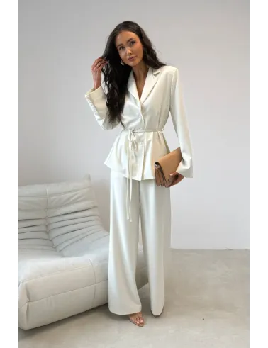 Aveline – elegancka bluzka marynarkowa z wiązaniem, waniliowa w prążki | Roco Fashion