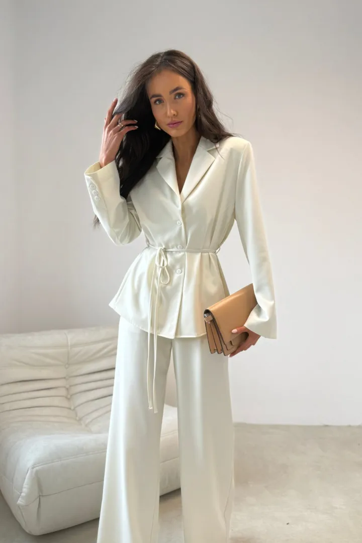 Aveline - elegancka bluzka o kroju marynarki z wiązaniem i prążkami w kolorze waniliowym