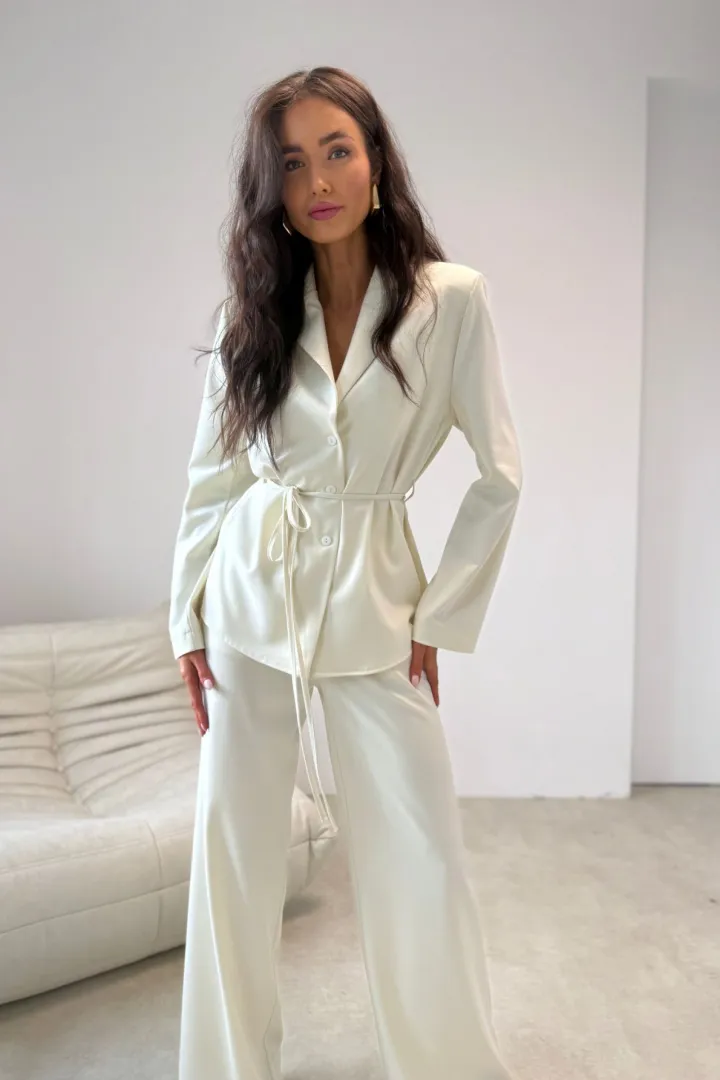 Aveline - Elegante Bluse im Blazerstil mit Taillenband und feinem Streifenmuster in Vanille