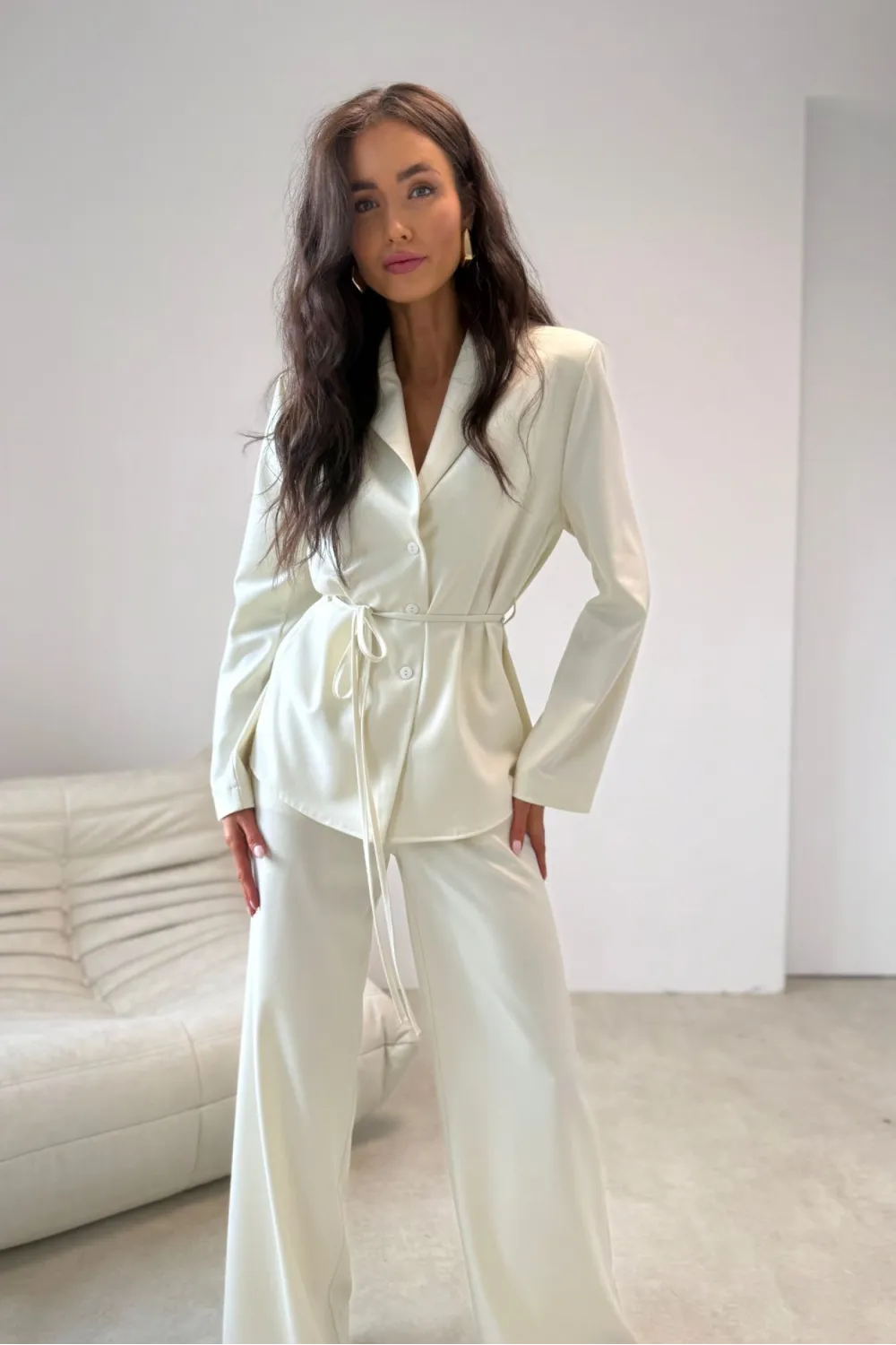 Aveline – elegancka bluzka marynarkowa z wiązaniem, waniliowa w prążki | Roco Fashion