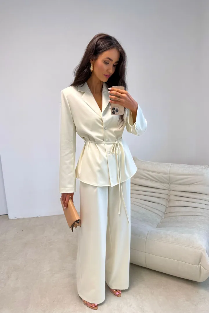 Aveline - Elegante Bluse im Blazerstil mit Taillenband und feinem Streifenmuster in Vanille