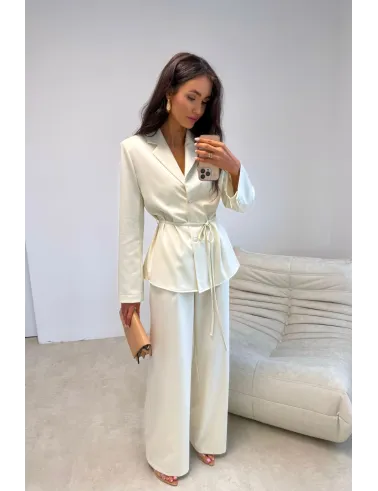 Aveline – elegancka bluzka marynarkowa z wiązaniem, waniliowa w prążki | Roco Fashion