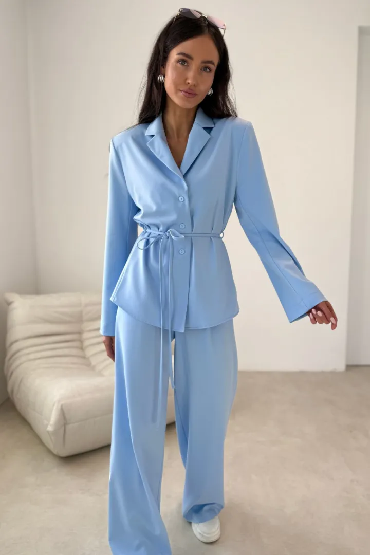 Aveline – Elegante Bluse im Blazerstil mit Taillenband Himmelblau | Roco Fashion