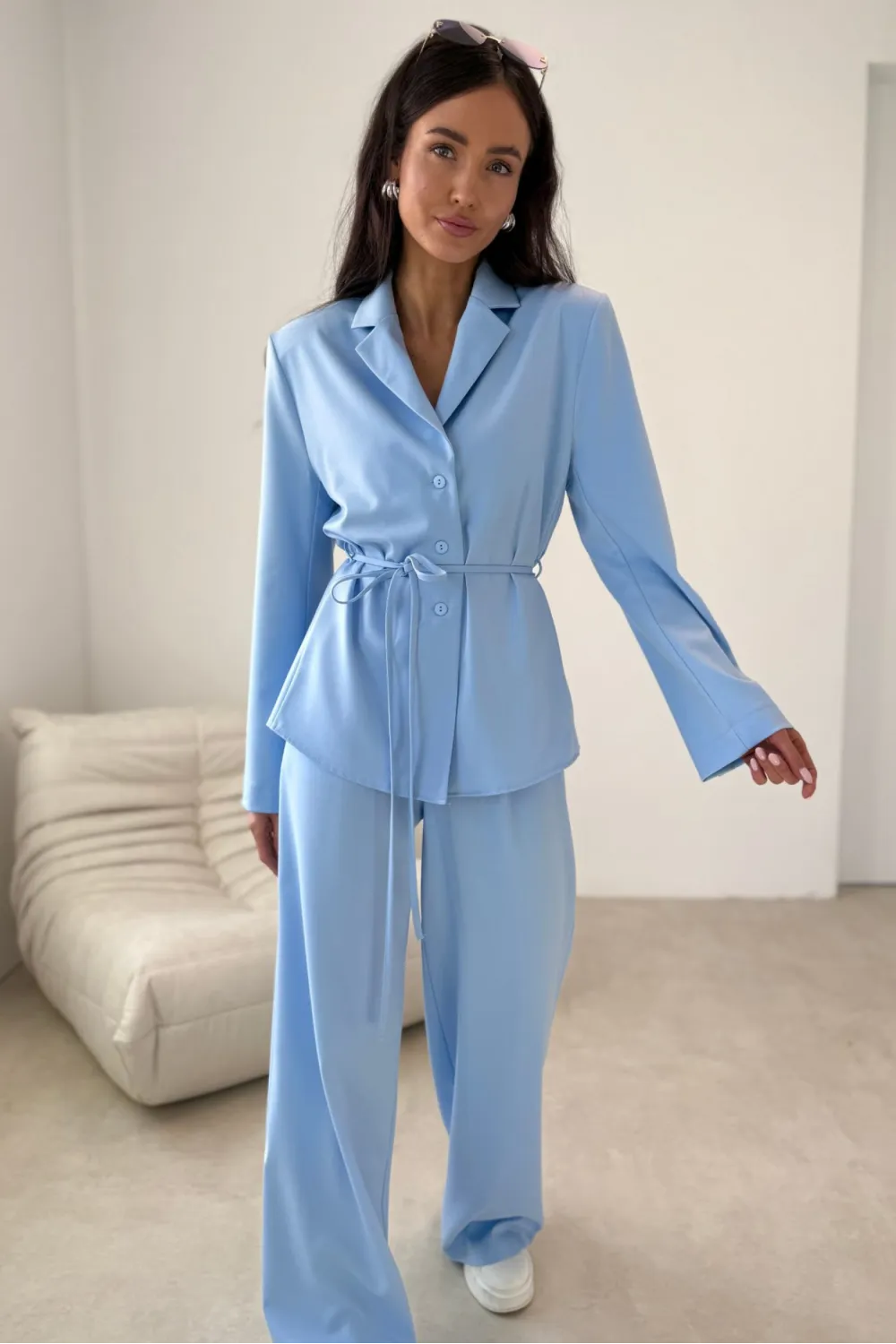 Aveline – elegancka bluzka o kroju marynarki z wiązaniem błękitna | Roco Fashion